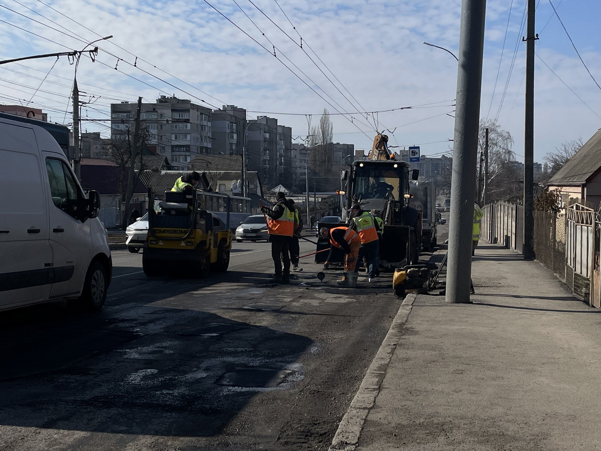 На центральному мосту й семи вулицях Вінниці проводять ямкові ремонти - фото 7