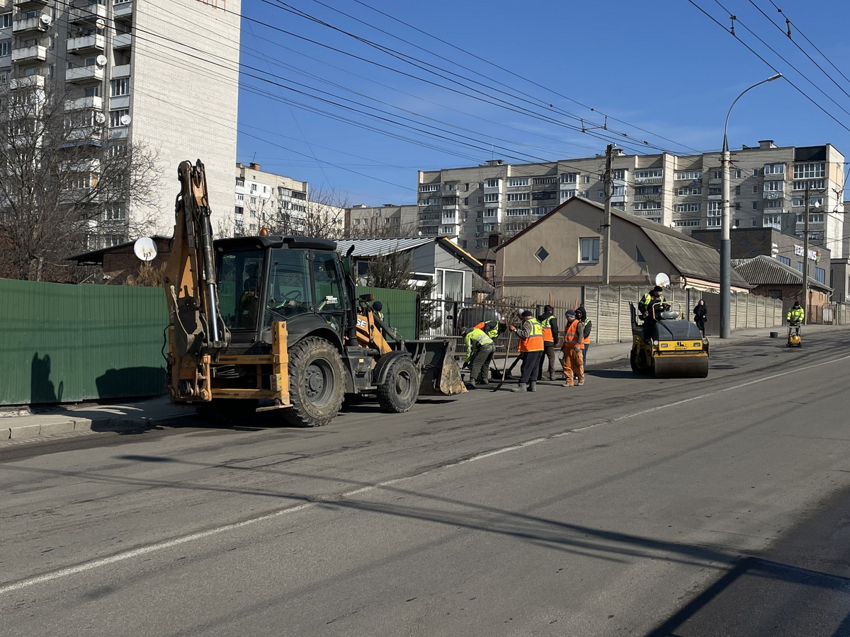 На центральному мосту й семи вулицях Вінниці проводять ямкові ремонти - фото 8