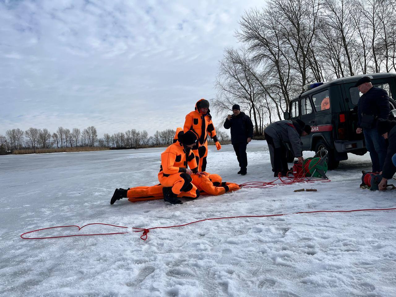 У Черкасах першокурсники пройшли практичні тренування з безпеки на льоду - фото 2