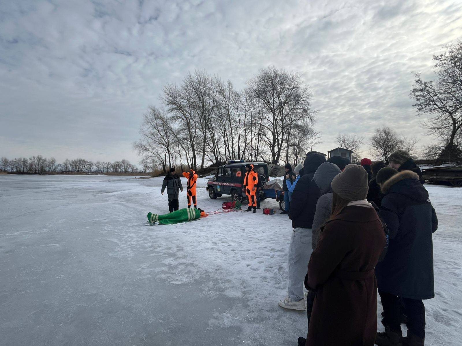 У Черкасах першокурсники пройшли практичні тренування з безпеки на льоду