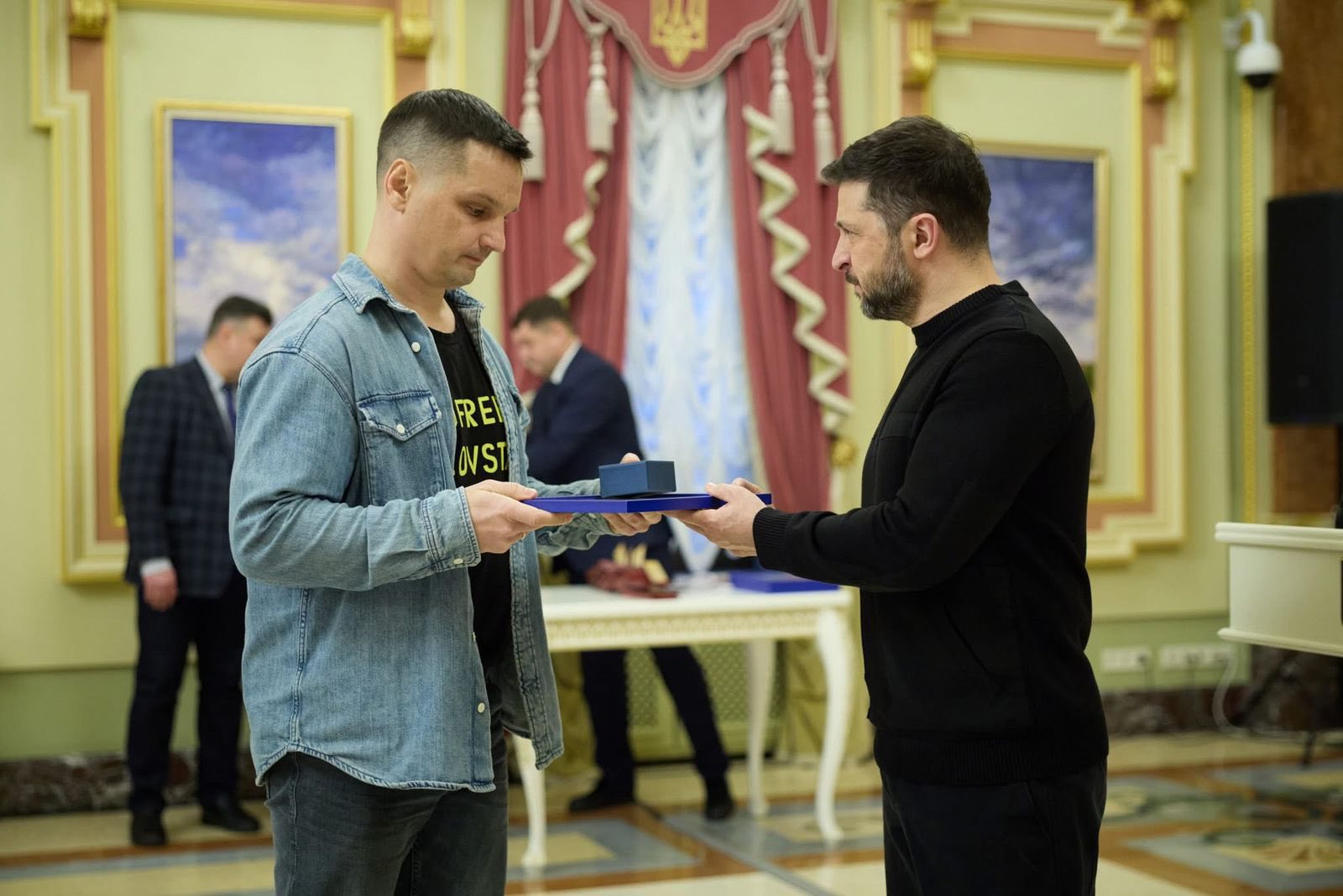 Президент вручив відзнаку «Золоте серце» двом волонтерам із Вінниччини