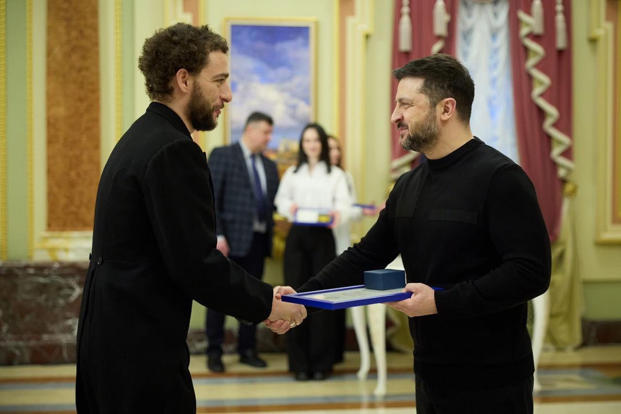 Президент вручив відзнаку «Золоте серце» двом волонтерам із Вінниччини - фото 2