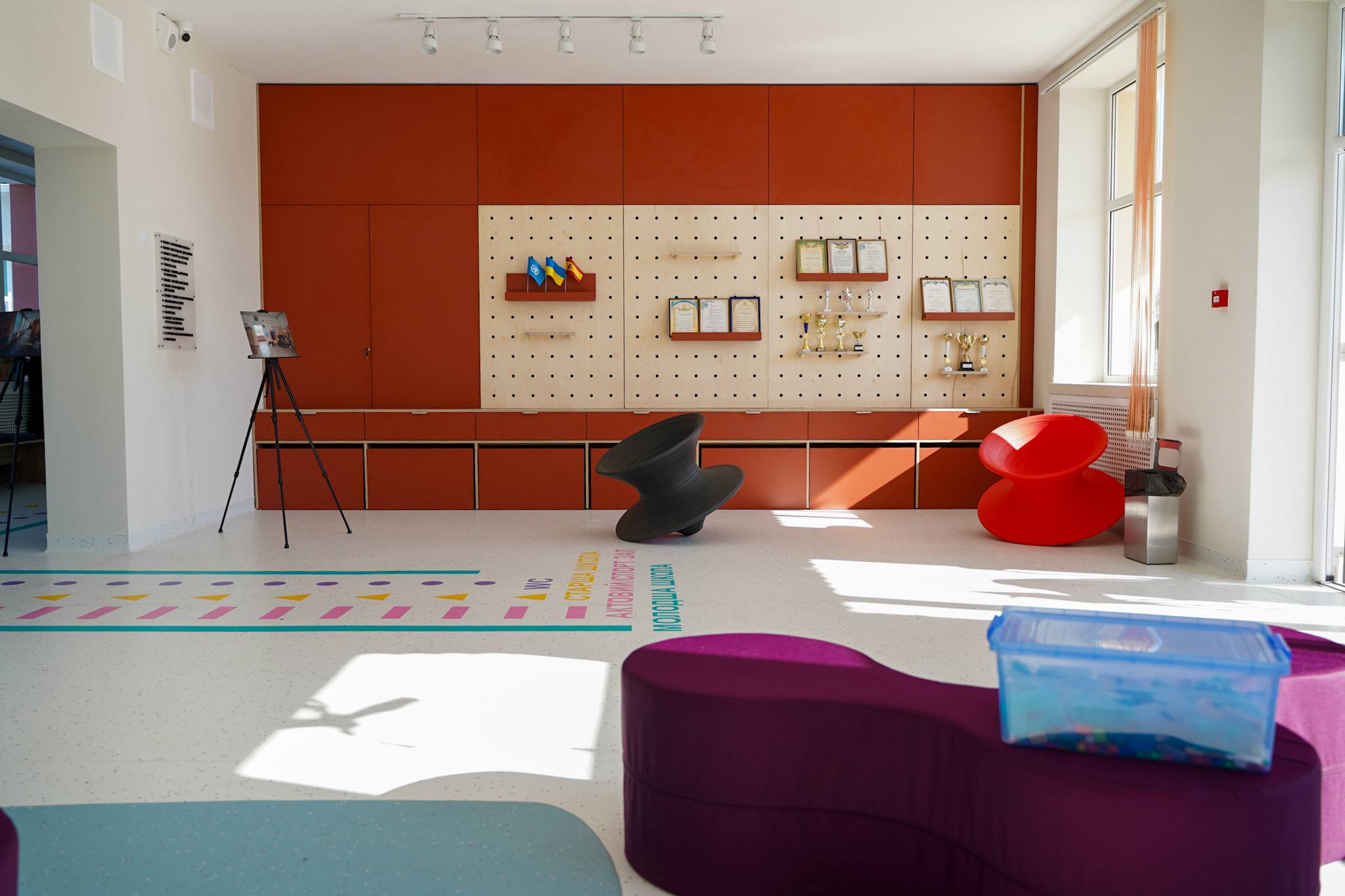 На Київщині відкрили відбудовану Мирчанську гімназію, пошкоджену під час бойових дій - фото 3