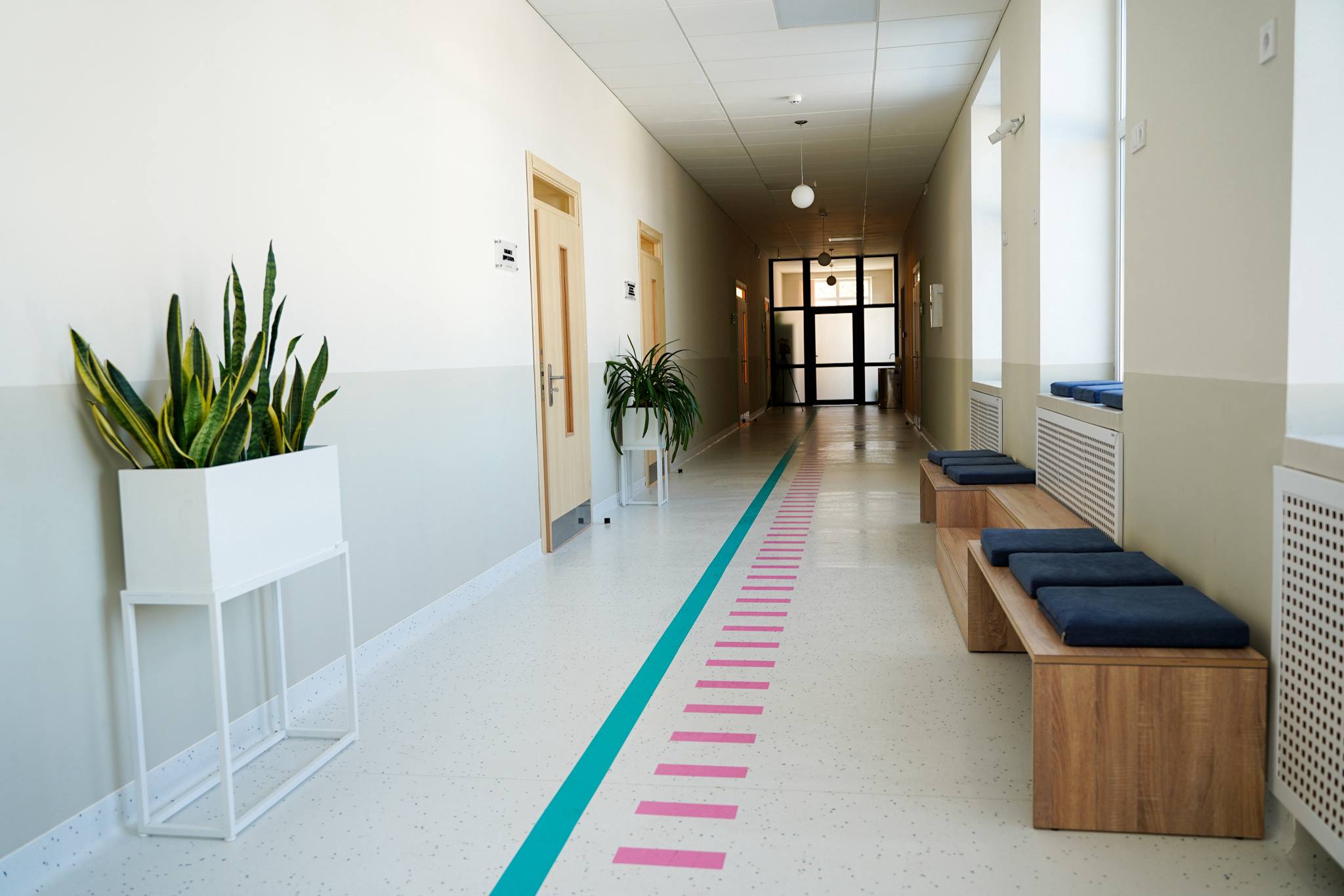 На Київщині відкрили відбудовану Мирчанську гімназію, пошкоджену під час бойових дій - фото 2