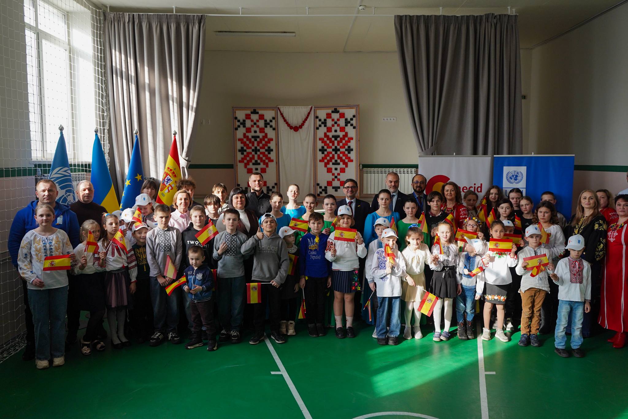 На Київщині відкрили відбудовану Мирчанську гімназію, пошкоджену під час бойових дій - фото 5