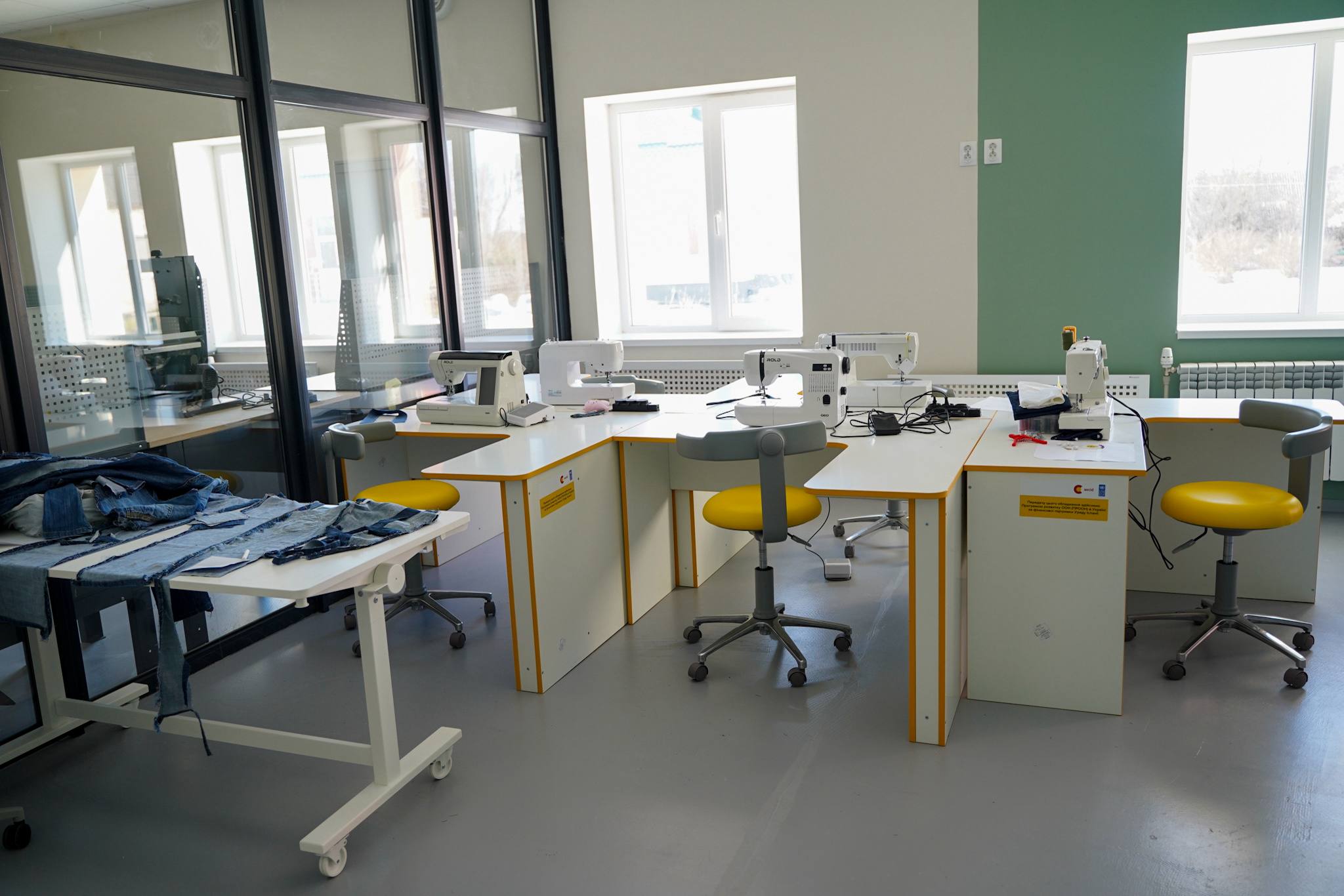 На Київщині відкрили відбудовану Мирчанську гімназію, пошкоджену під час бойових дій - фото 4