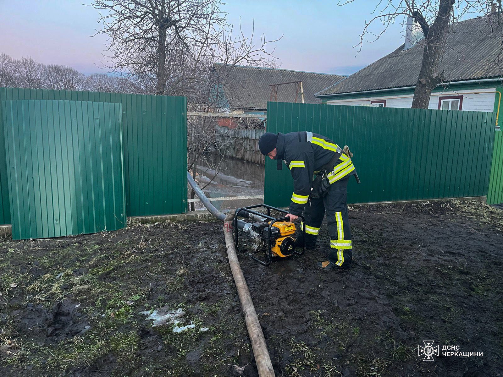 На Черкащині фіксують підтоплення: рятувальники відкачують воду - фото 2