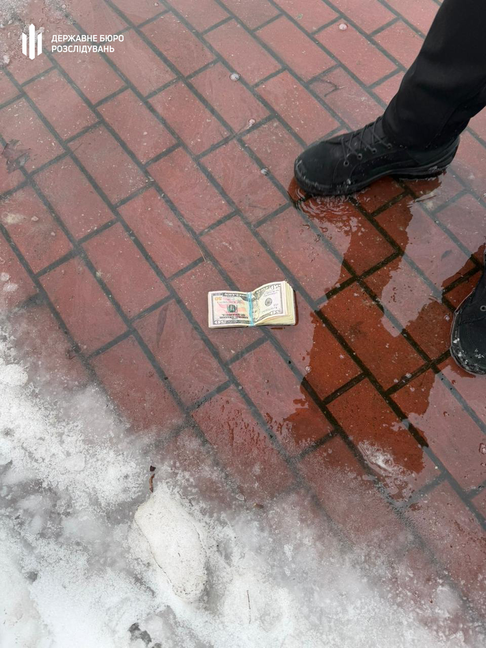 У Києві військові ТЦК заробляли на ухилянтах: гроші передавали через неповнолітню кур’єрку - фото 2