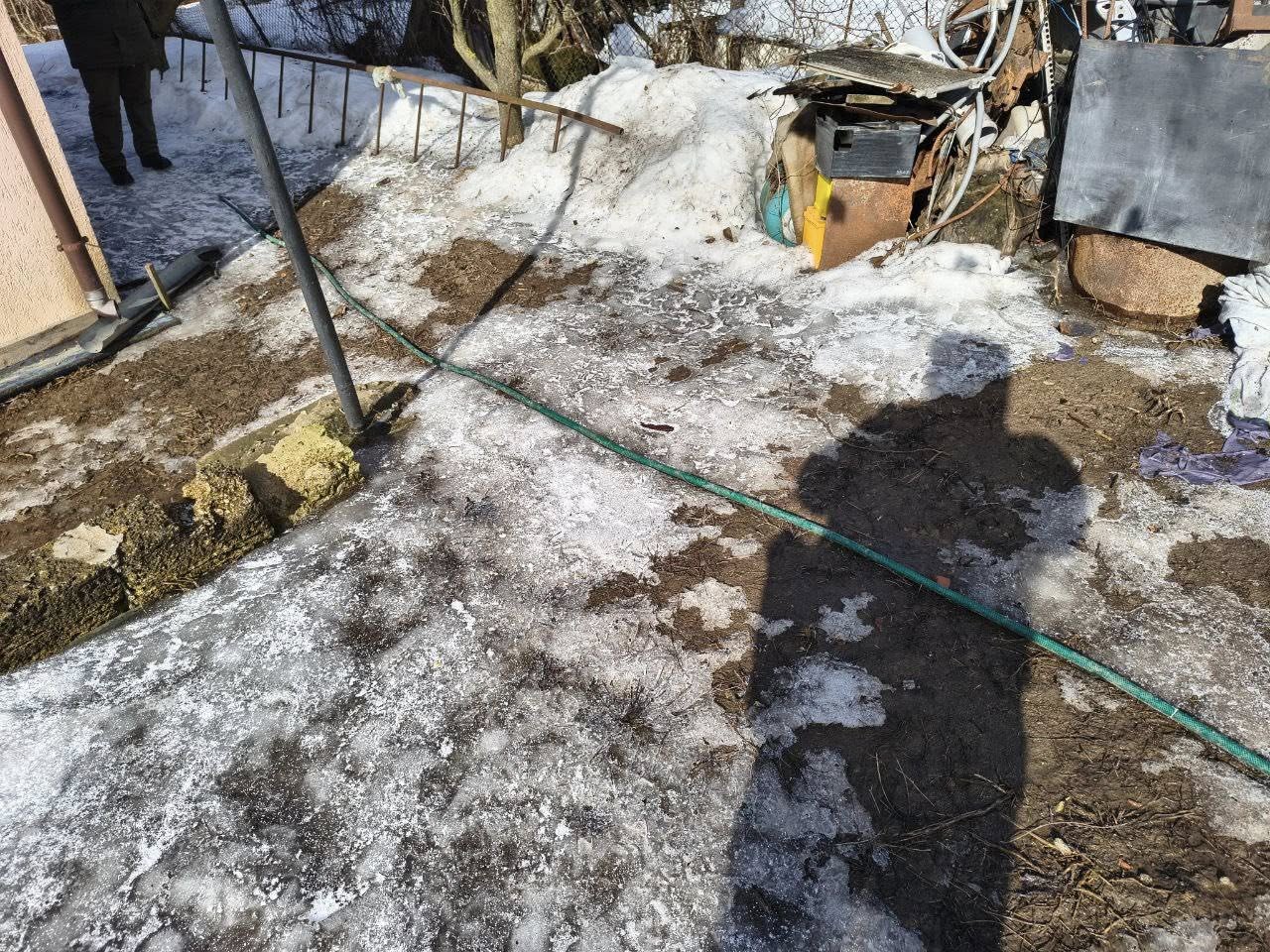 У Вінницьких Хуторах жінка зливали відходи з вигрібної ями на подвір’я - фото 3