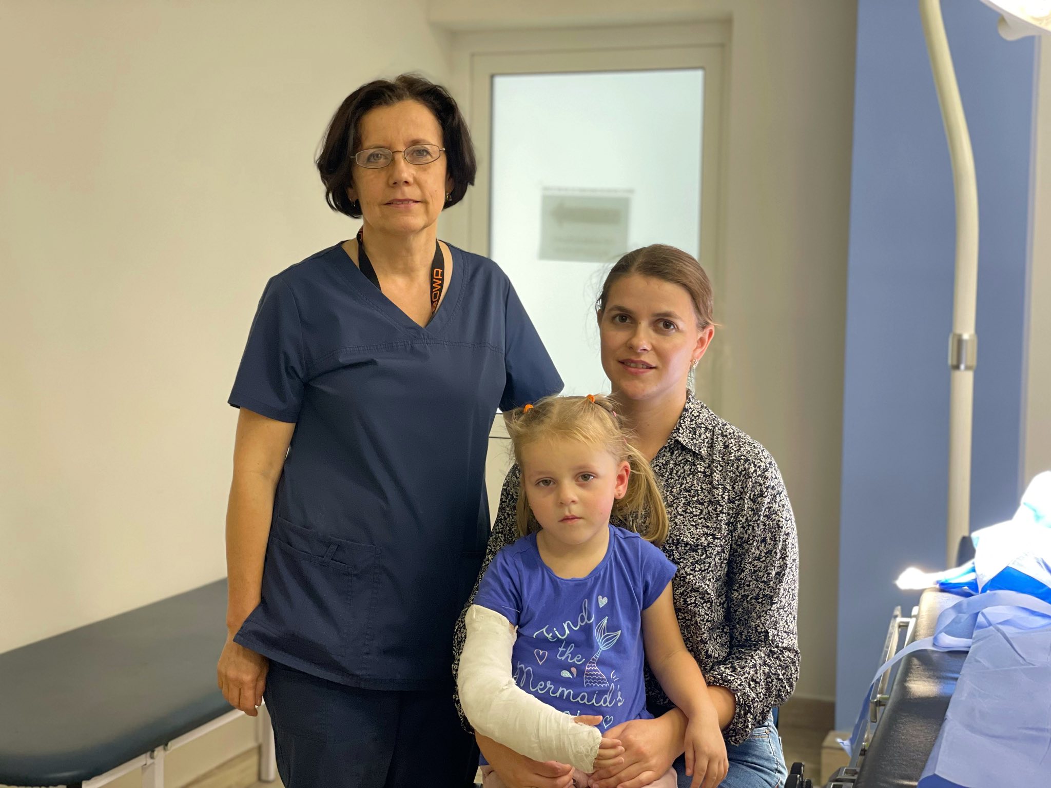 Бактерії дірявили кістку, наче сир. У Львові дівчинці відростили 4 см руки