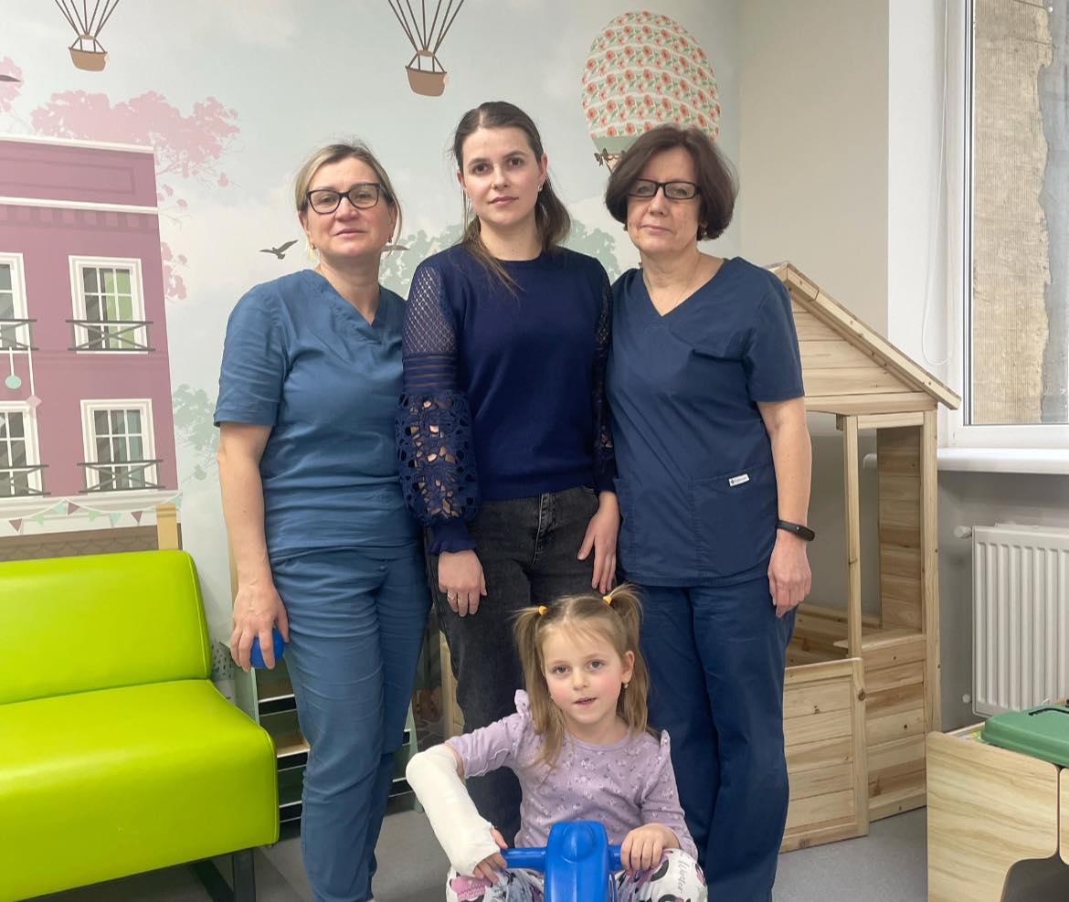 Бактерії дірявили кістку, наче сир. У Львові дівчинці відростили 4 см руки - фото 3