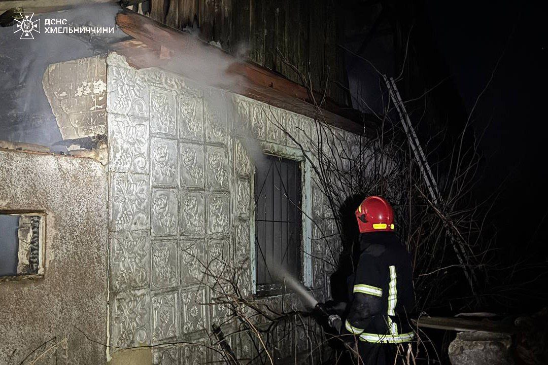 На Хмельниччині у будинку згоріла мама із трьома маленькими дітьми