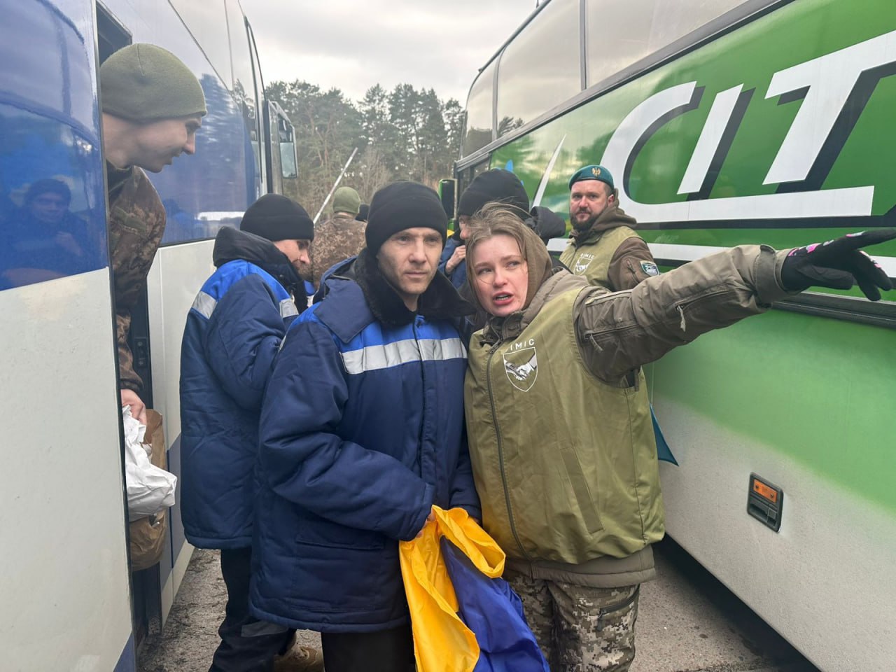 Відбувся обмін полоненими: додому повернулися 200 українців - фото 4