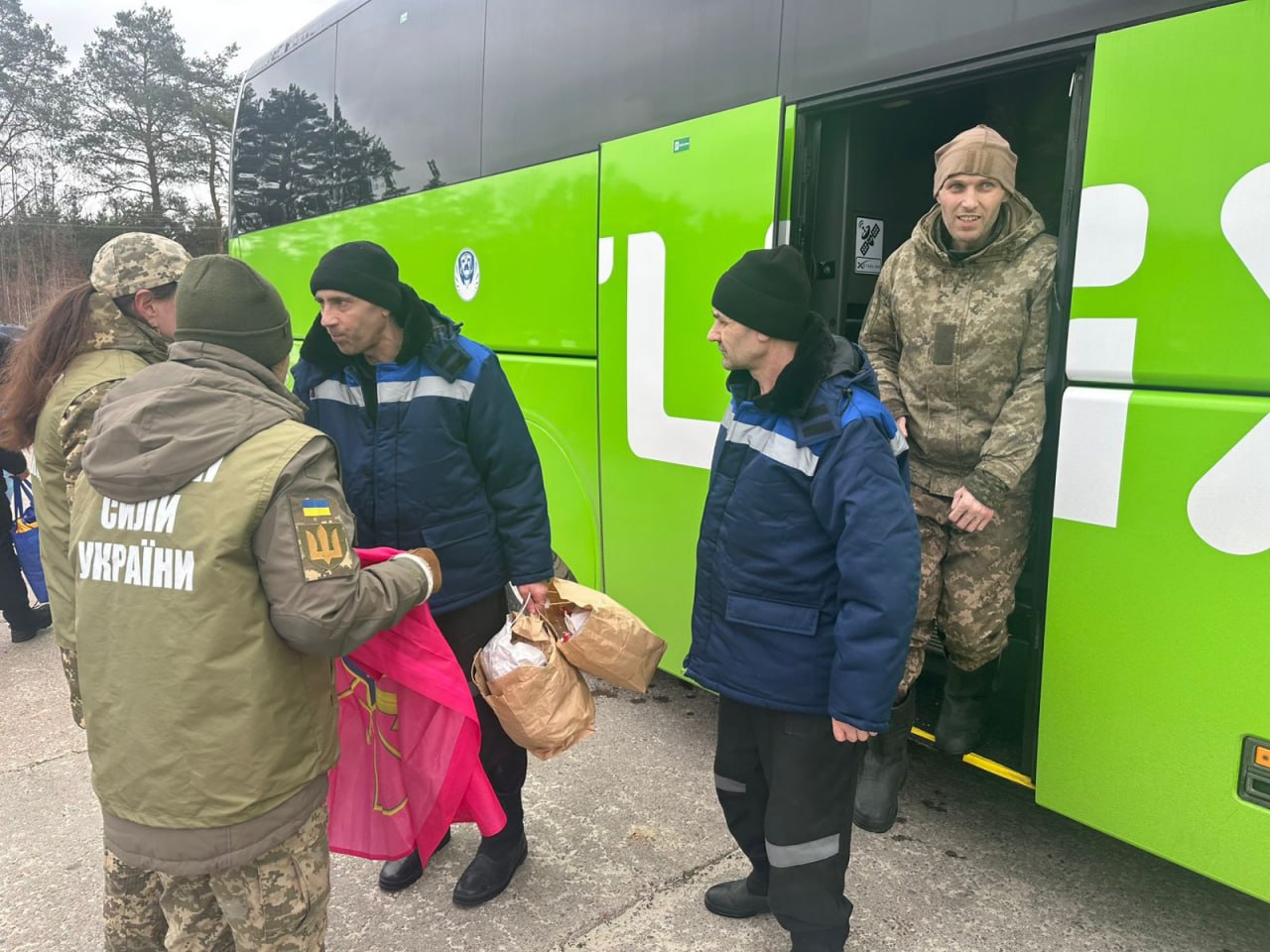 Відбувся обмін полоненими: додому повернулися 200 українців - фото 8