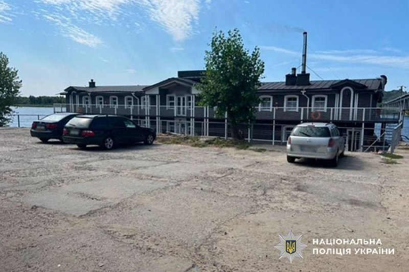 У столиці судитимуть підприємців, які привласнили причал «Укрзалізниці» та збудували біля нього базу відпочинку