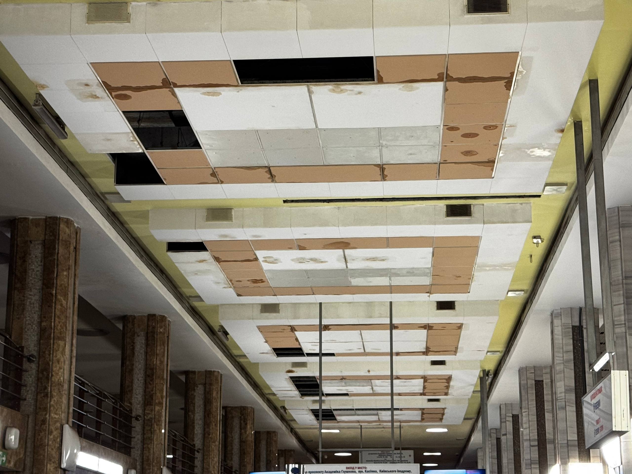 У Київському метрополітені пояснили появу мокрих плям на станціях - фото 2