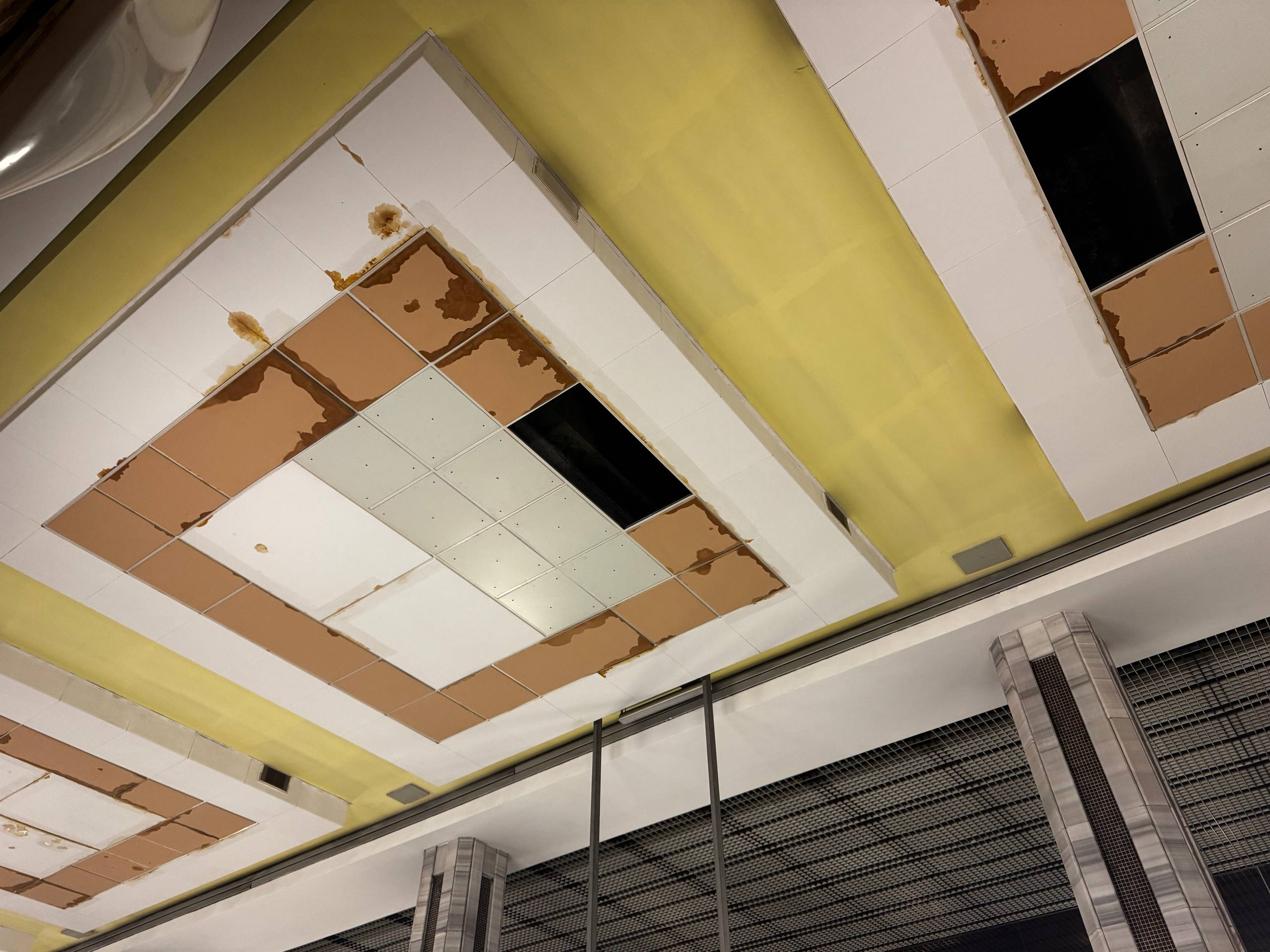 У Київському метрополітені пояснили появу мокрих плям на станціях