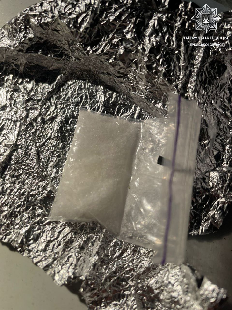 Патрульні знайшли наркотики у чоловіка, який порушив комендантську годину в Черкасах