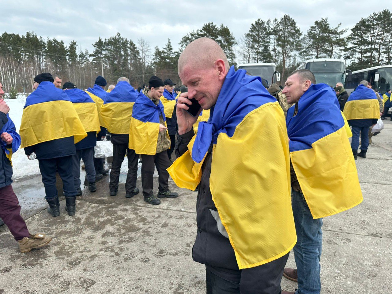 Україна повернула з російського полону 300 військових і двох цивільних - фото 5