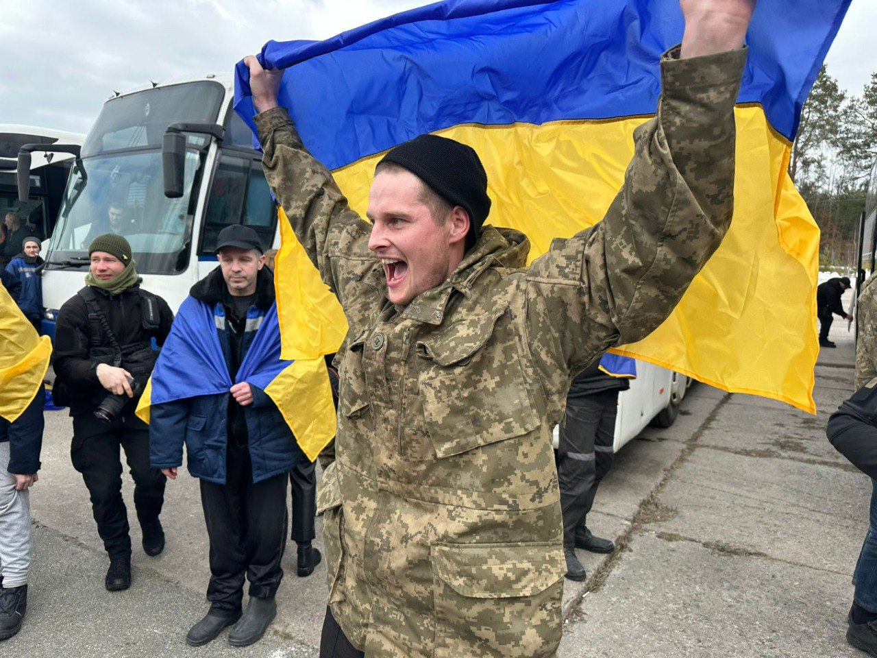 Україна повернула з російського полону 300 військових і двох цивільних