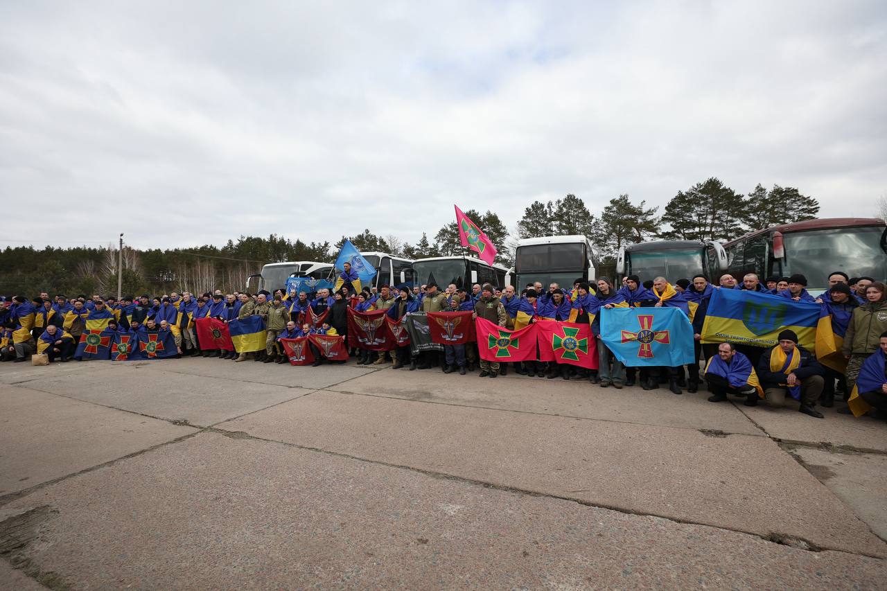 Україна повернула з російського полону 300 військових і двох цивільних - фото 10