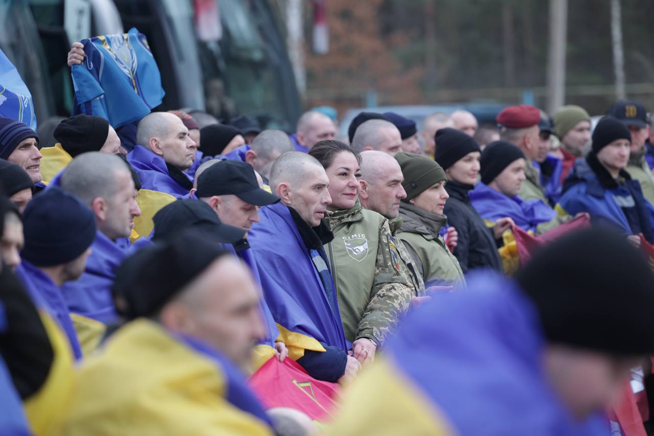 Україна повернула з російського полону 300 військових і двох цивільних - фото 9