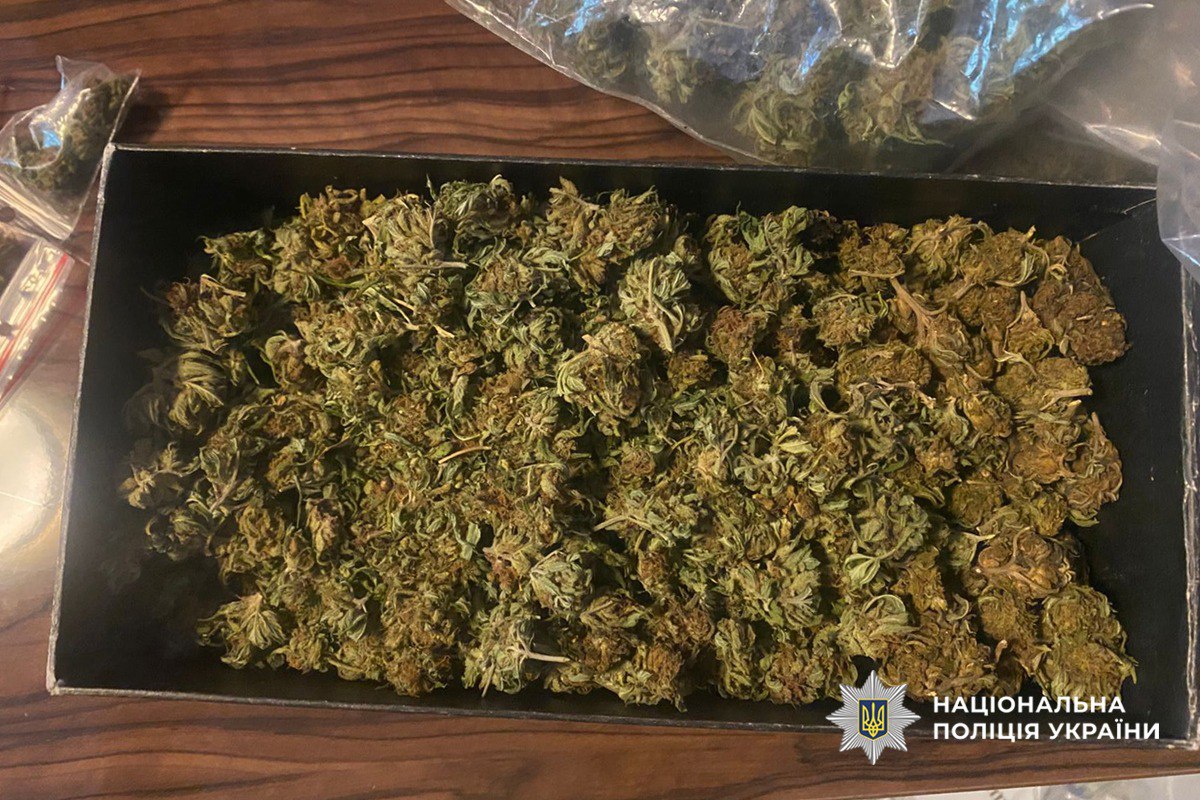 В Умані затримали чоловіка з пістолетом і пакунками амфетаміну