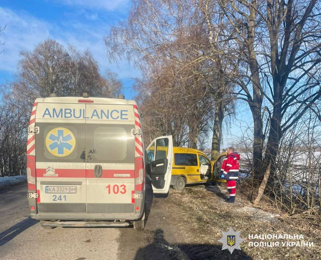 На Київщині водійка Opel врізалась в дерево та загинула