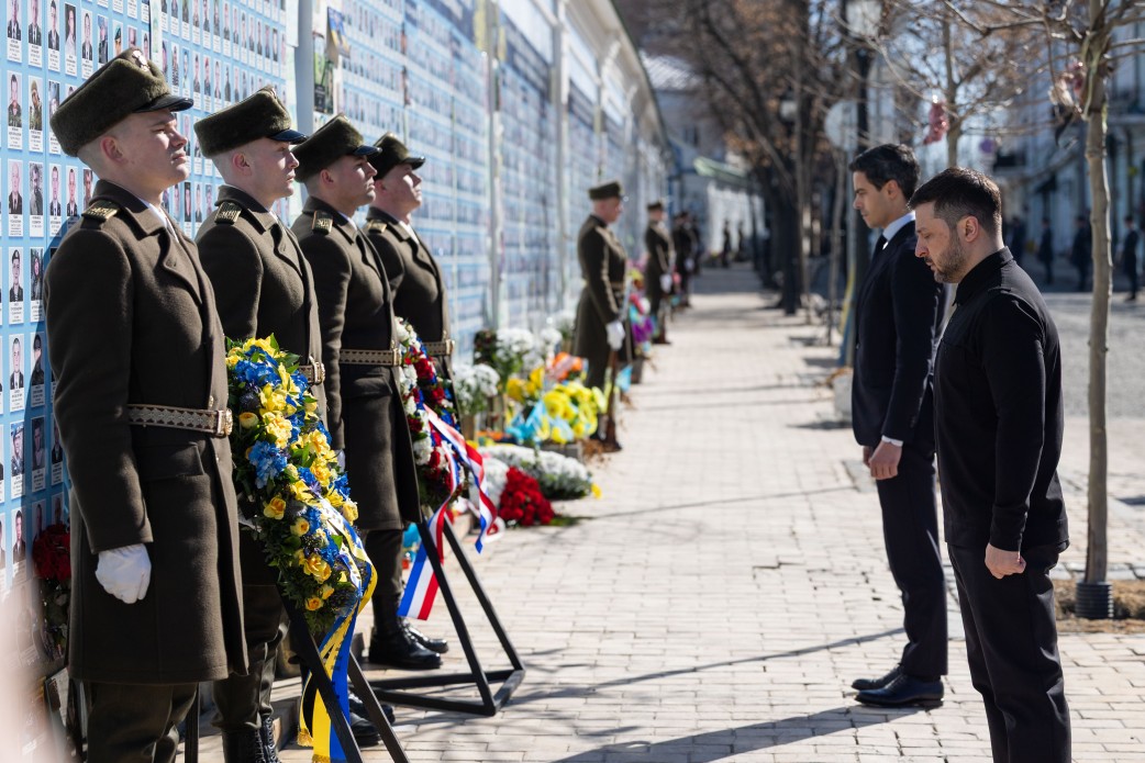 Президент України та Прем’єр-міністр Нідерландів вшанували пам’ять загиблих українських захисників і захисниць - фото 4
