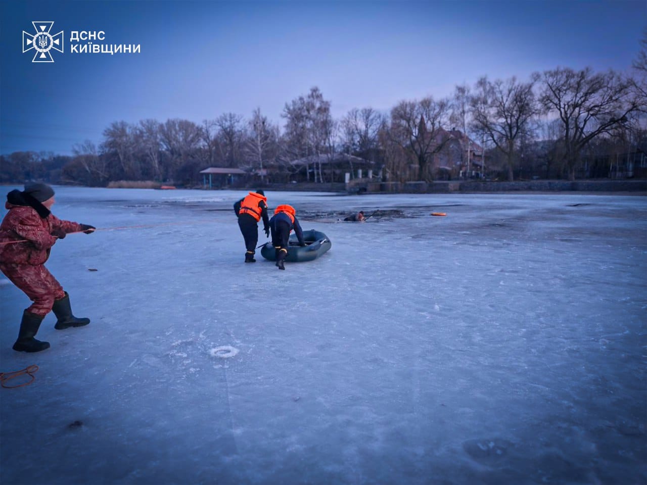 У Білій Церкві рятувальники врятували чоловіка та собаку, які провалилися під кригу