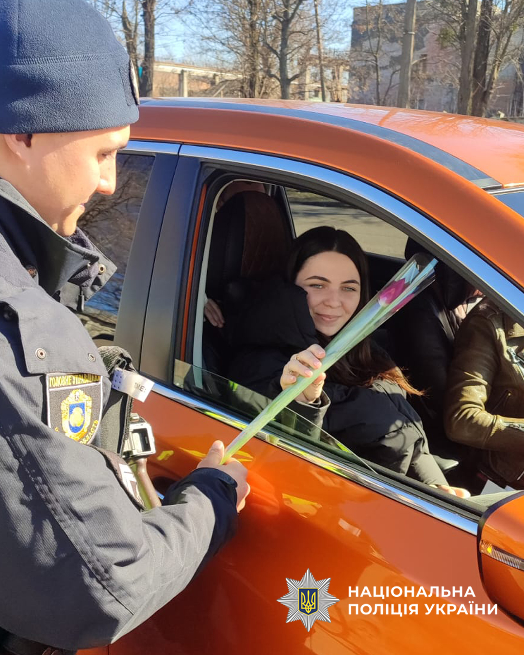 У Черкасах патрульні зупиняли водійок, щоб подарувати квіти - фото 4