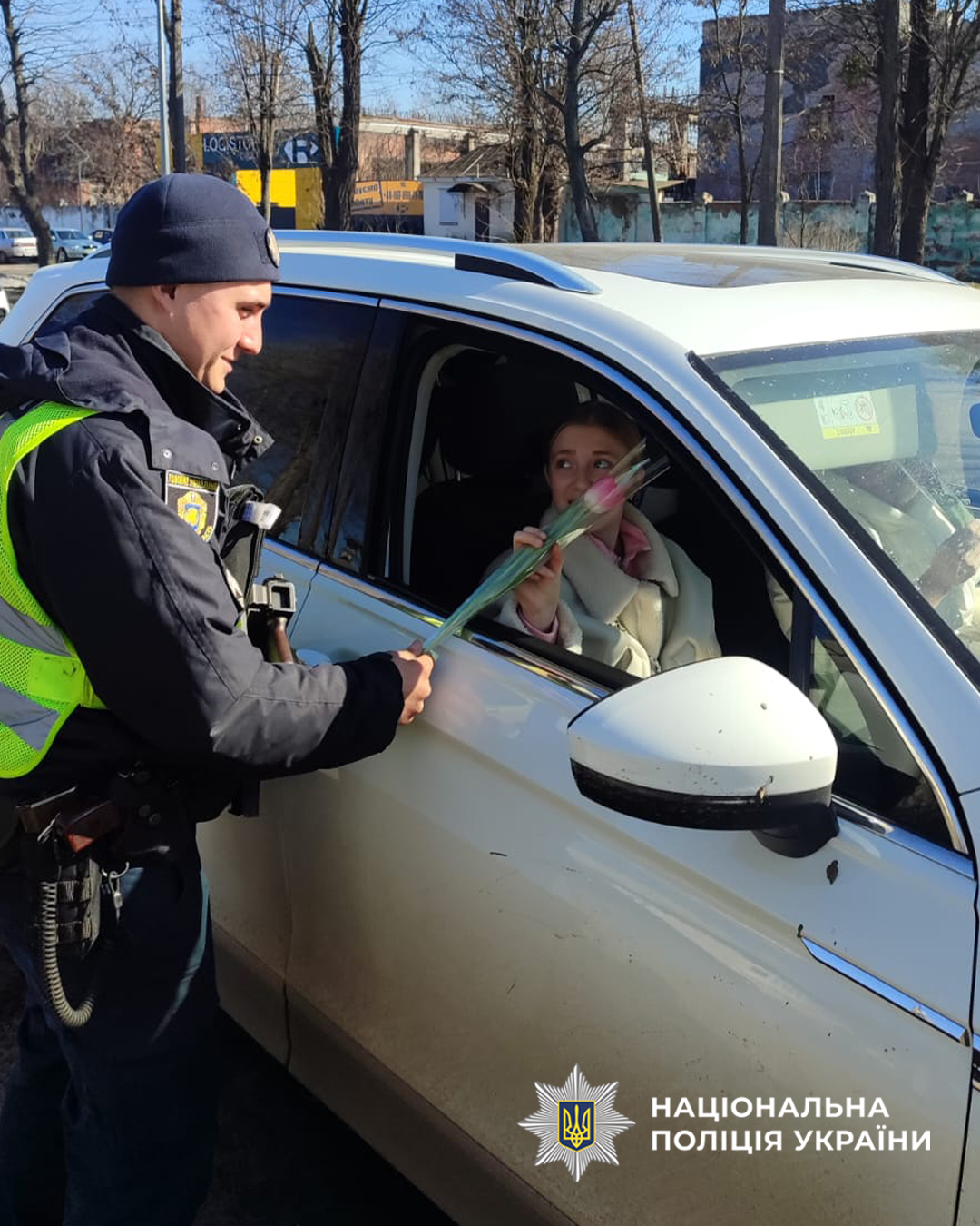У Черкасах патрульні зупиняли водійок, щоб подарувати квіти - фото 5