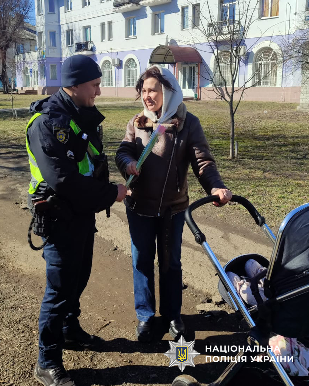 У Черкасах патрульні зупиняли водійок, щоб подарувати квіти - фото 6