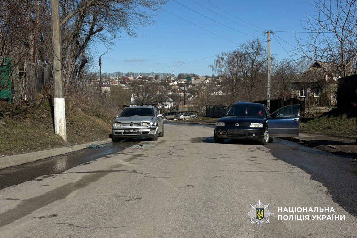 На Черкащині зіткнулися два автомобілі Volkswagen, постраждала пасажирка