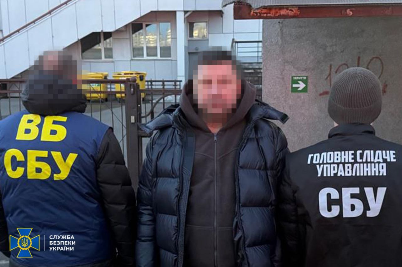 У Києві затримали організатора схеми продажу фальшивих посвідчень правоохоронців - фото 3