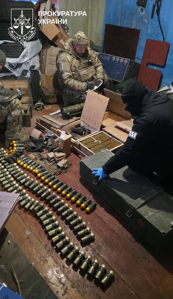 У Києві ділки замаскувались під СТО та торгували зброєю - фото 6