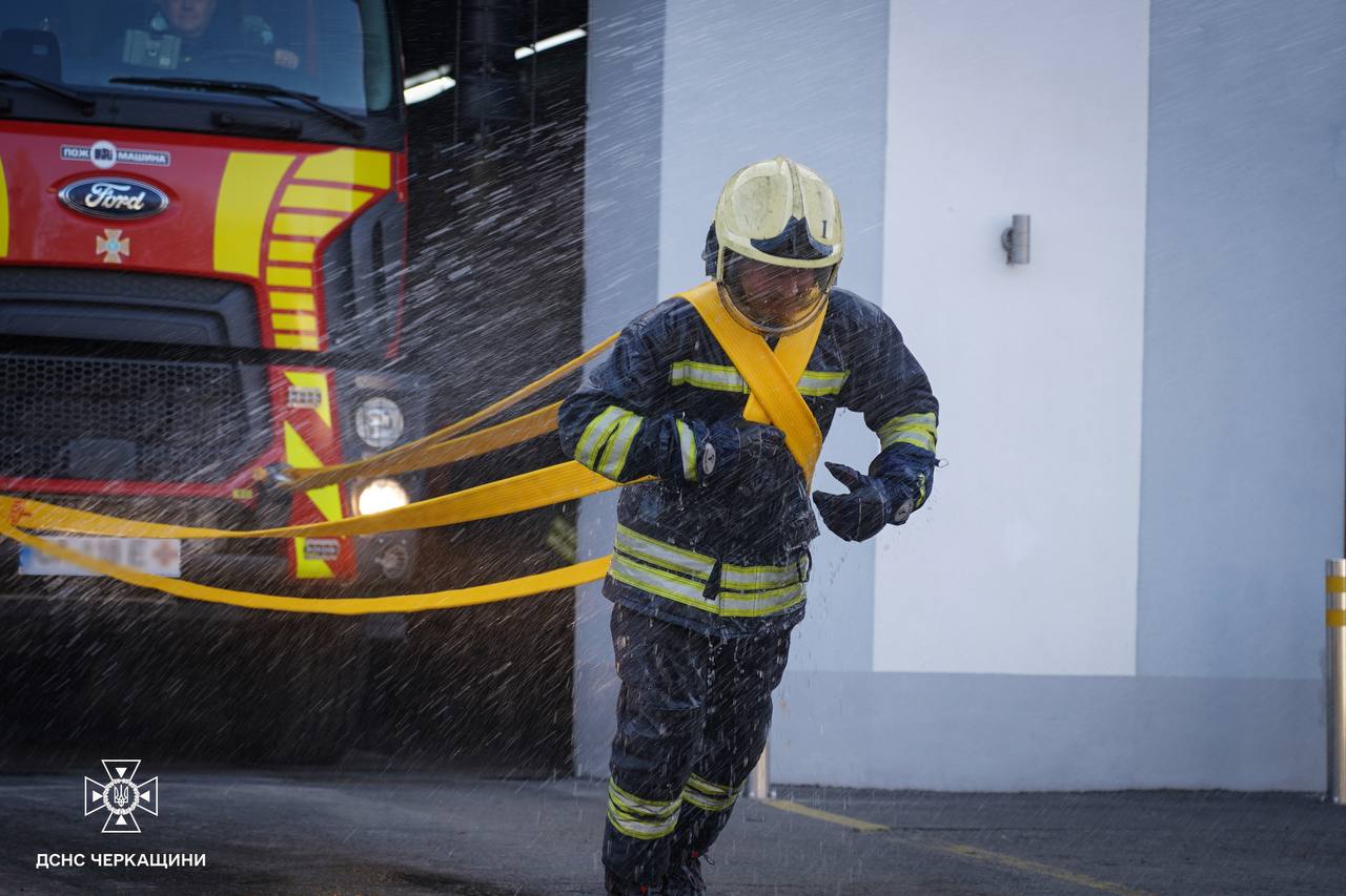 У Черкасах двох пожежників відправили на пенсію: із сиренами та обливанням