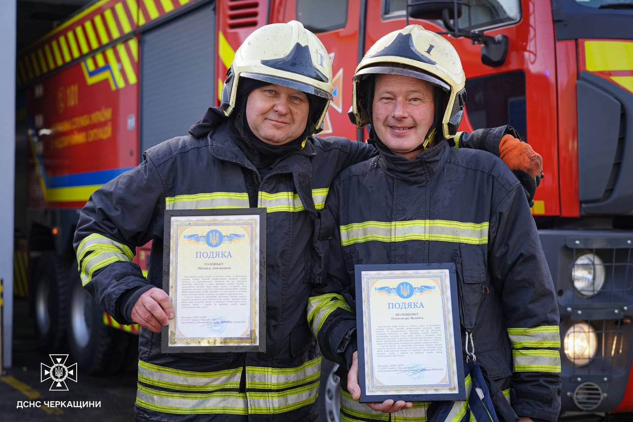 У Черкасах двох пожежників відправили на пенсію: із сиренами та обливанням - фото 2