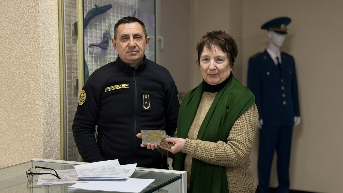 Київські митники передали музею старовинні реліквії, вилучені під час спроби вивезення - фото 3