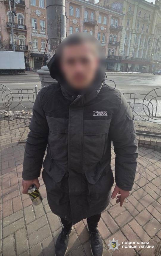 У центрі Києва троє молодиків жорстоко побили чоловіка в підземному переході - фото 2