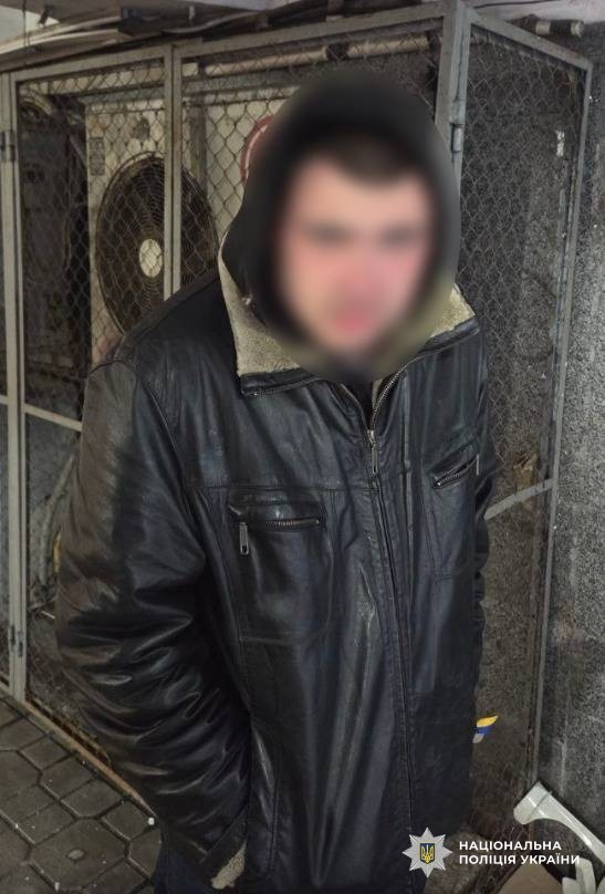 У центрі Києва троє молодиків жорстоко побили чоловіка в підземному переході - фото 3