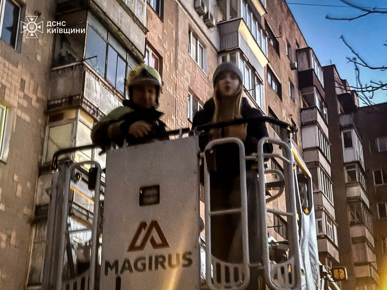 У Фастові рятувальники зняли дитину з покрівлі балкону 9-го поверху - фото 3