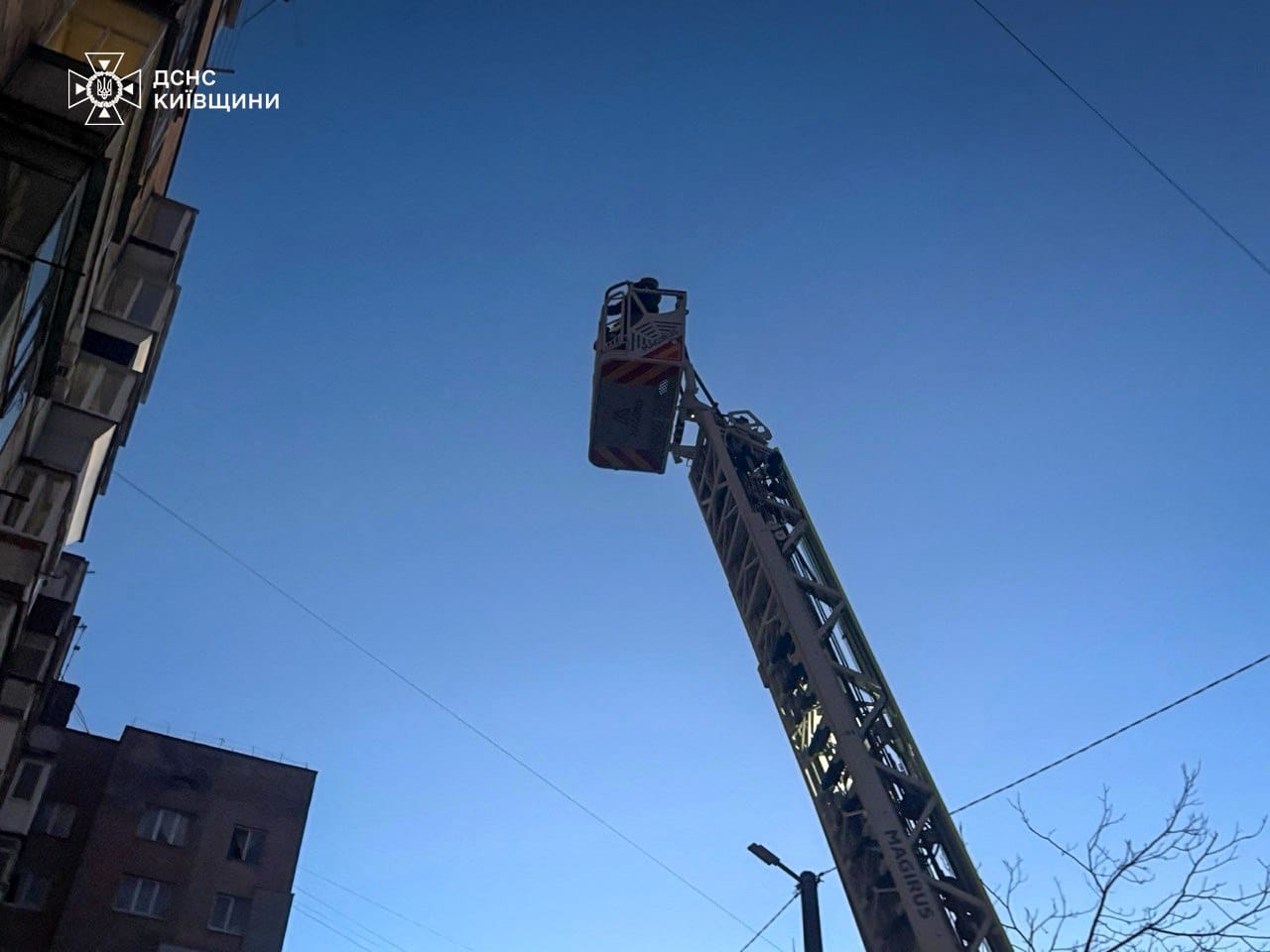 У Фастові рятувальники зняли дитину з покрівлі балкону 9-го поверху - фото 2