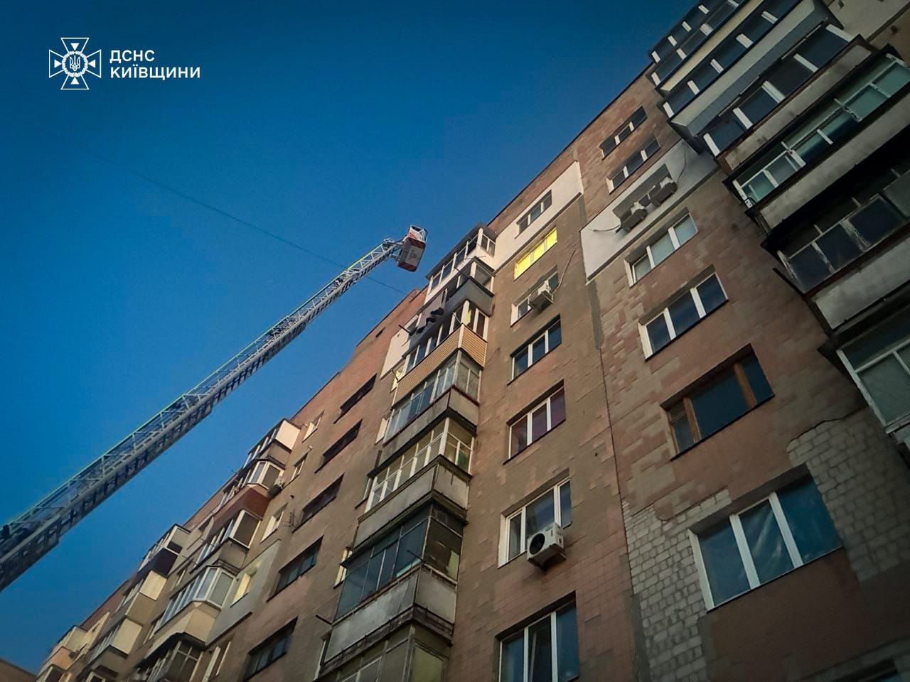 У Фастові рятувальники зняли дитину з покрівлі балкону 9-го поверху