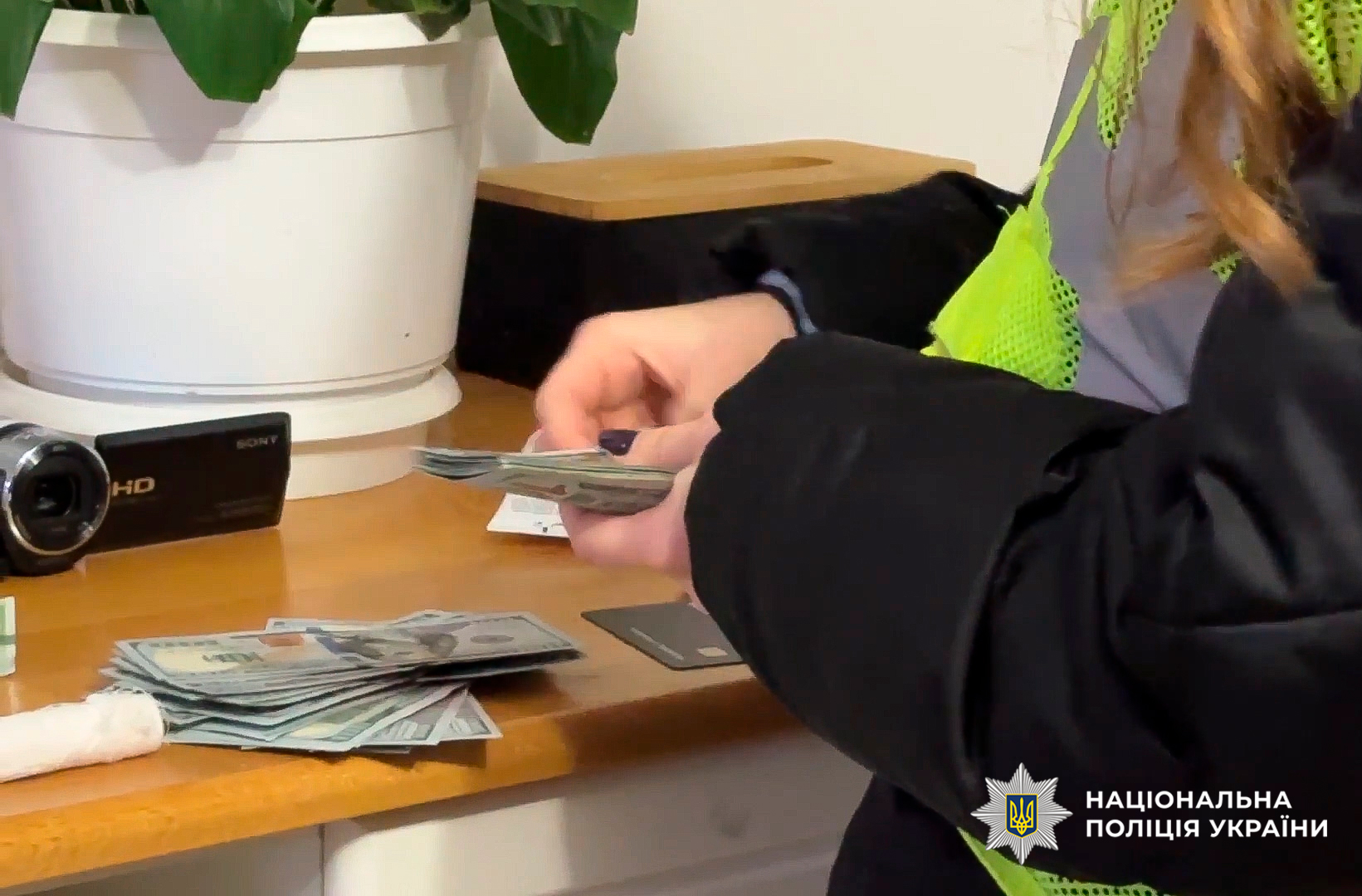 У Києві затримали молодиків, які під виглядом СБУ, ошукали пенсіонерів на 9 млн грн - фото 3