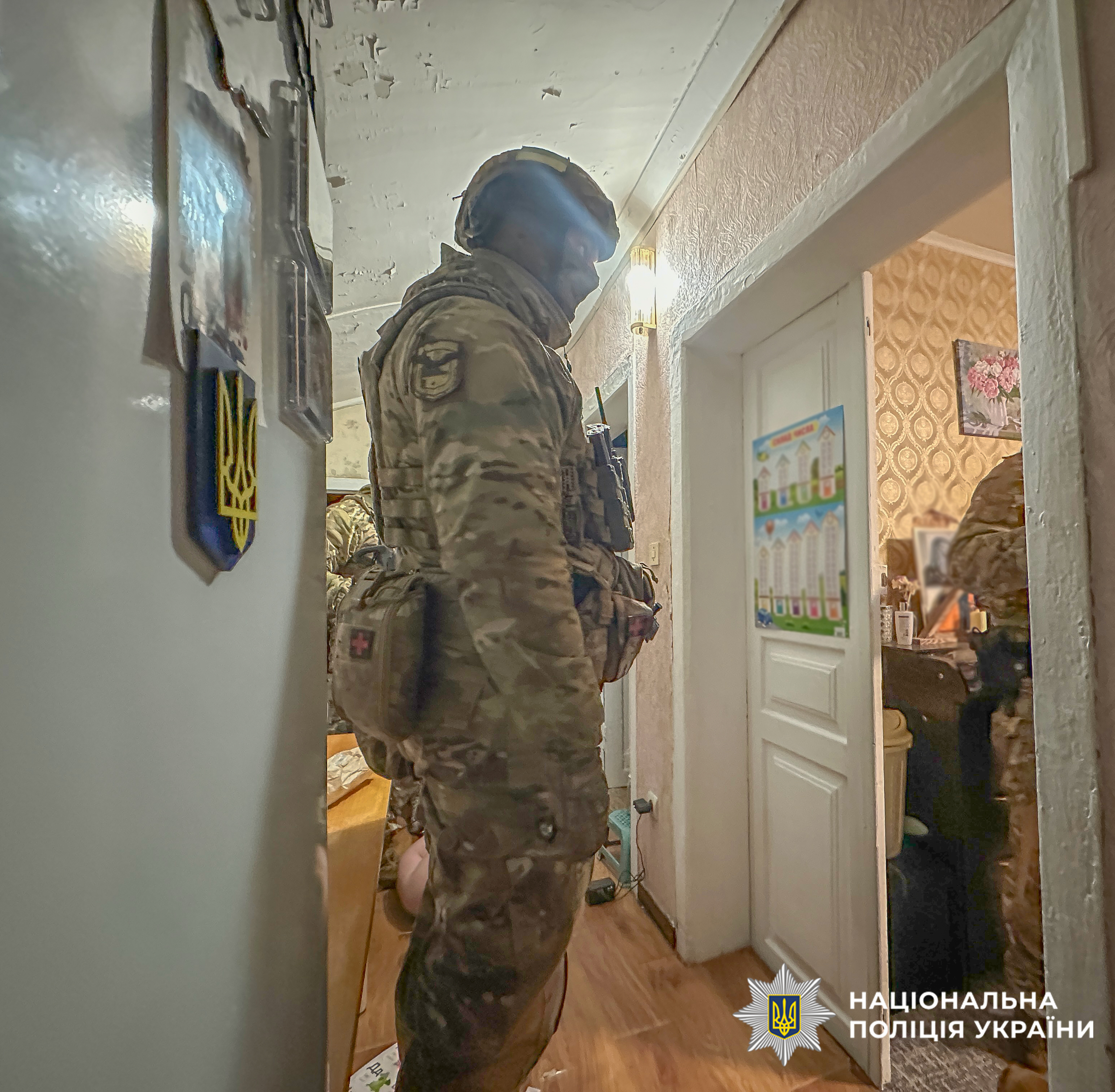 У Києві затримали молодиків, які під виглядом СБУ, ошукали пенсіонерів на 9 млн грн - фото 4