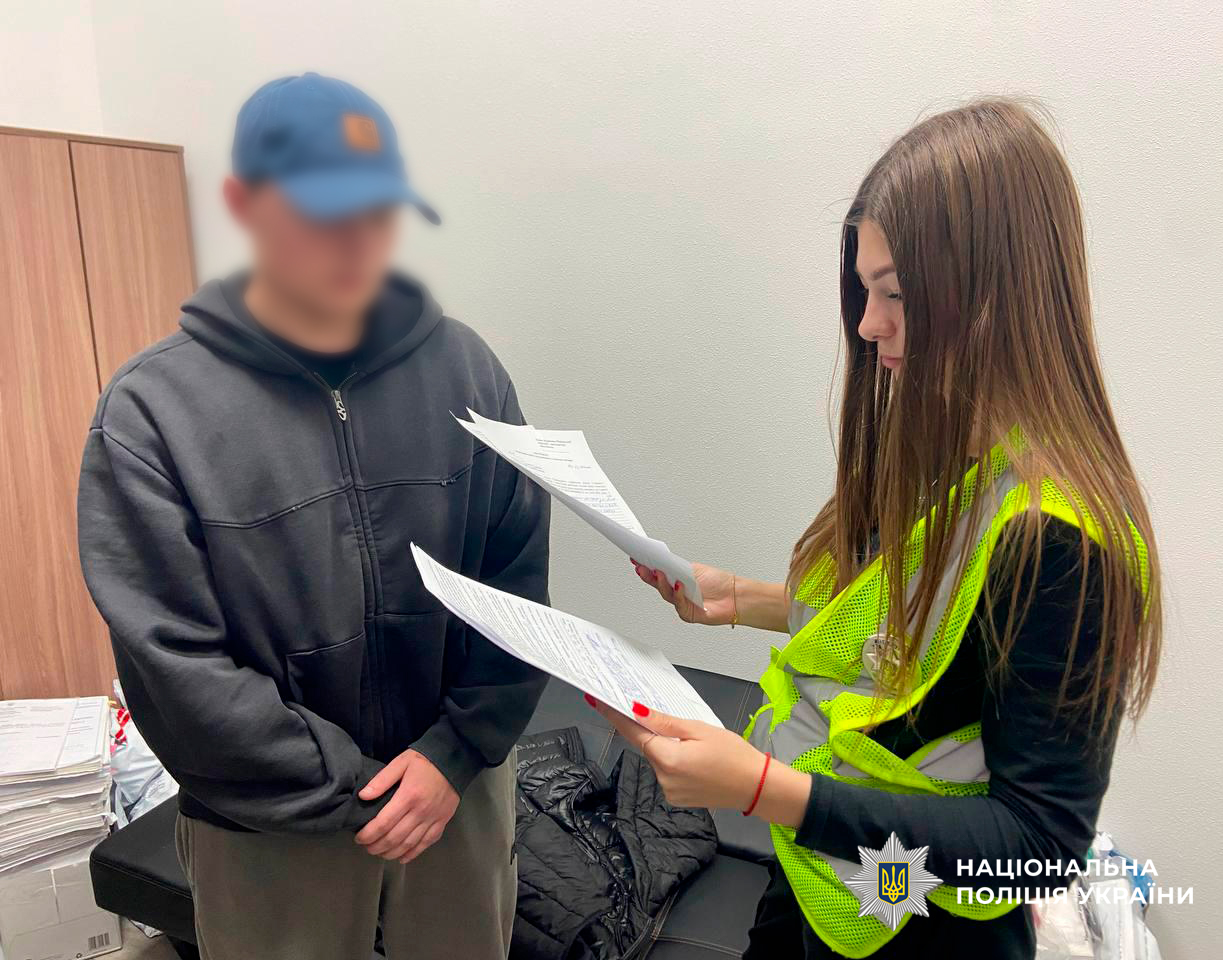У Києві затримали молодиків, які під виглядом СБУ, ошукали пенсіонерів на 9 млн грн - фото 2