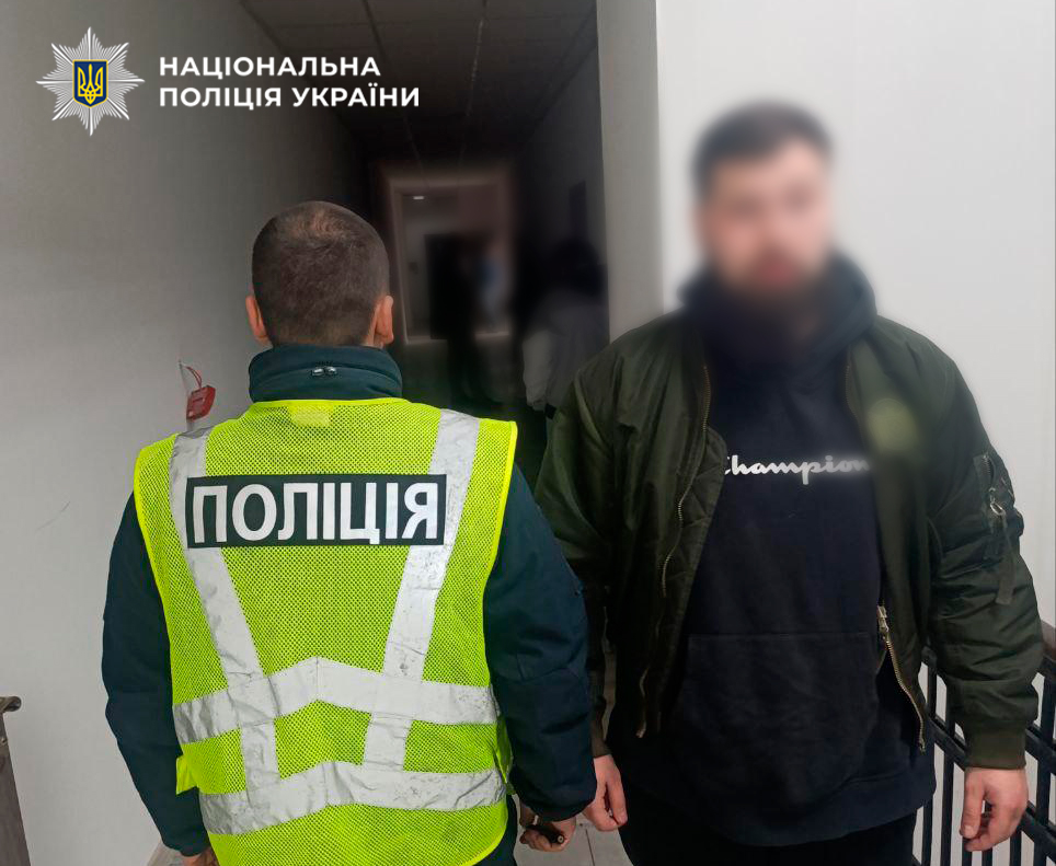 У Києві затримали молодиків, які під виглядом СБУ, ошукали пенсіонерів на 9 млн грн