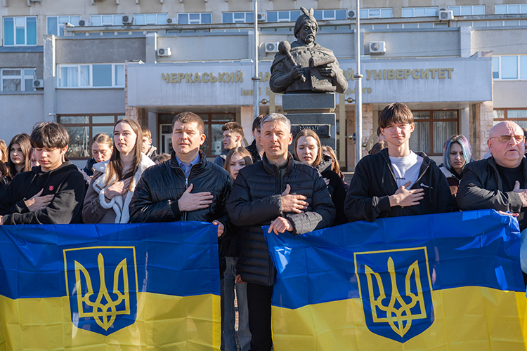 В усіх корпусах ЧНУ одночасно виконали гімн України