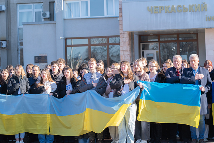 В усіх корпусах ЧНУ одночасно виконали гімн України - фото 2